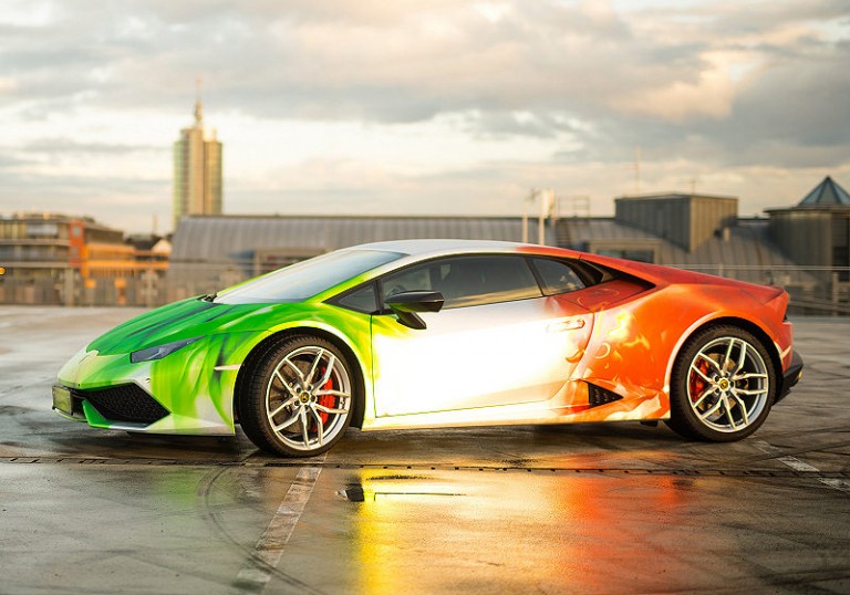 DER LAMBORGHINI-STIER FOLIERT VON PRINT TECH