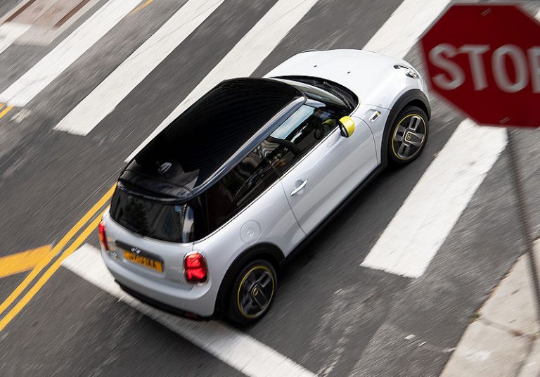 Der MINI Cooper SE elektrisiert.