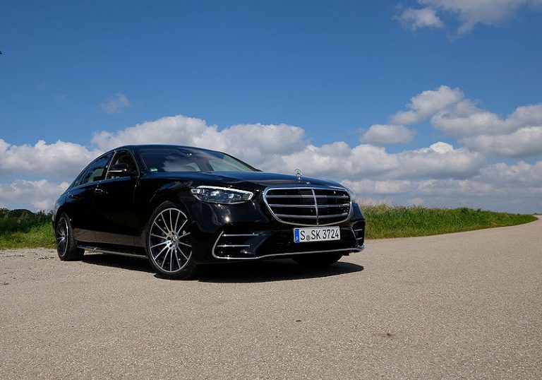 Die Mercedes-Benz S-Klasse setzt im Test automobile Maßstäbe