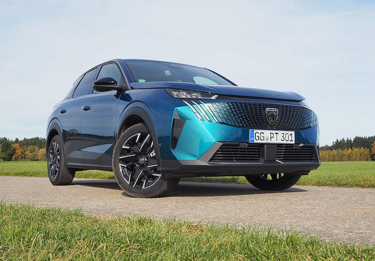 Wie fährt sich der neue PEUGEOT 3008 Hybrid 145?