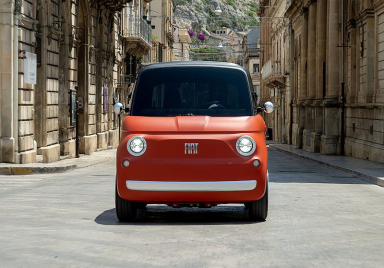 Der Fiat Topolino zeigt sich farbenfroh und digital aufgewertet